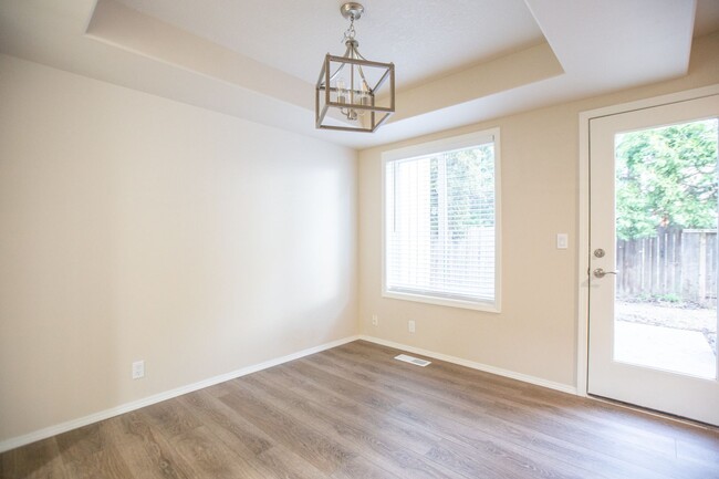 Building Photo - Fully Updated 2 Bedroom 2.5 Bath Town home...