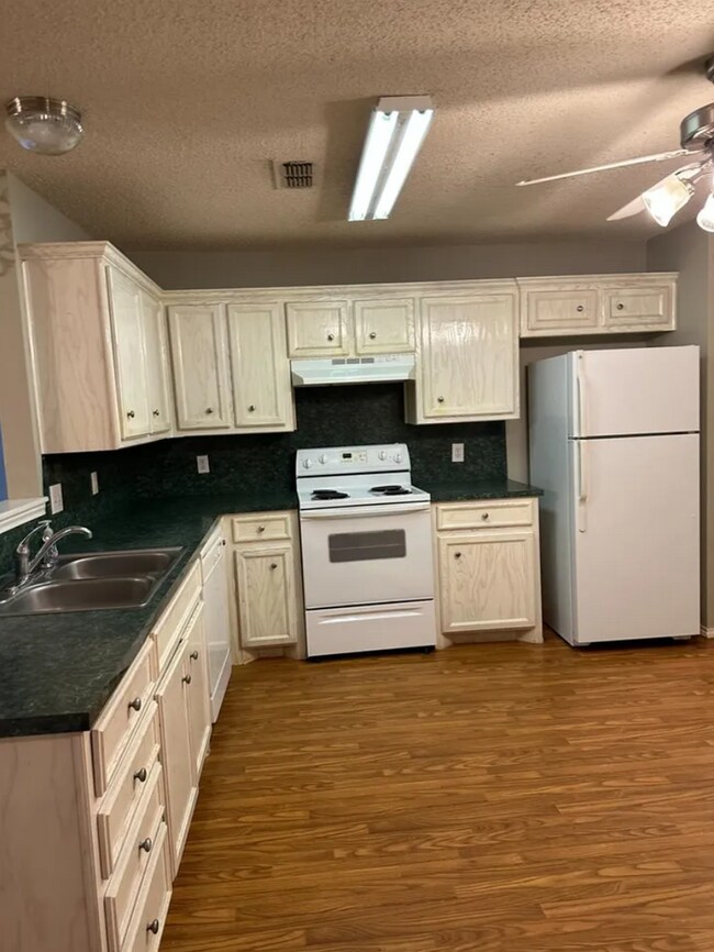 Building Photo - Spacious 3 Bedroom Home