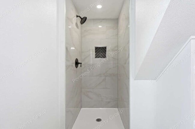 Building Photo - 2105 SE Stark St