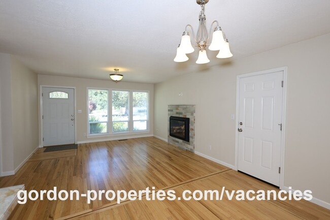 Building Photo - 10851 SE Garrett Dr