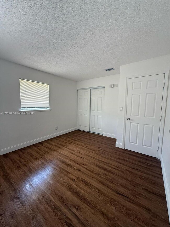Building Photo - 1804 NW 15th Ct