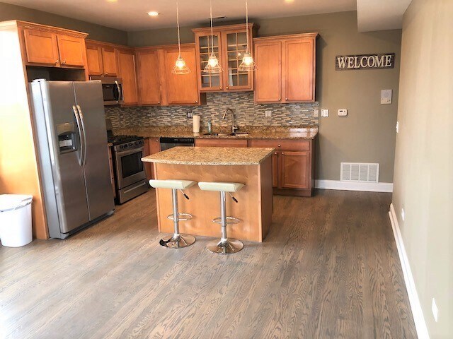 Kitchen/plenty of counterspace - 5941 W Corcoran Plz