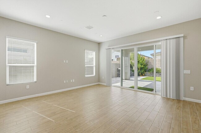 Building Photo - 5028 E Shady Glen Ave