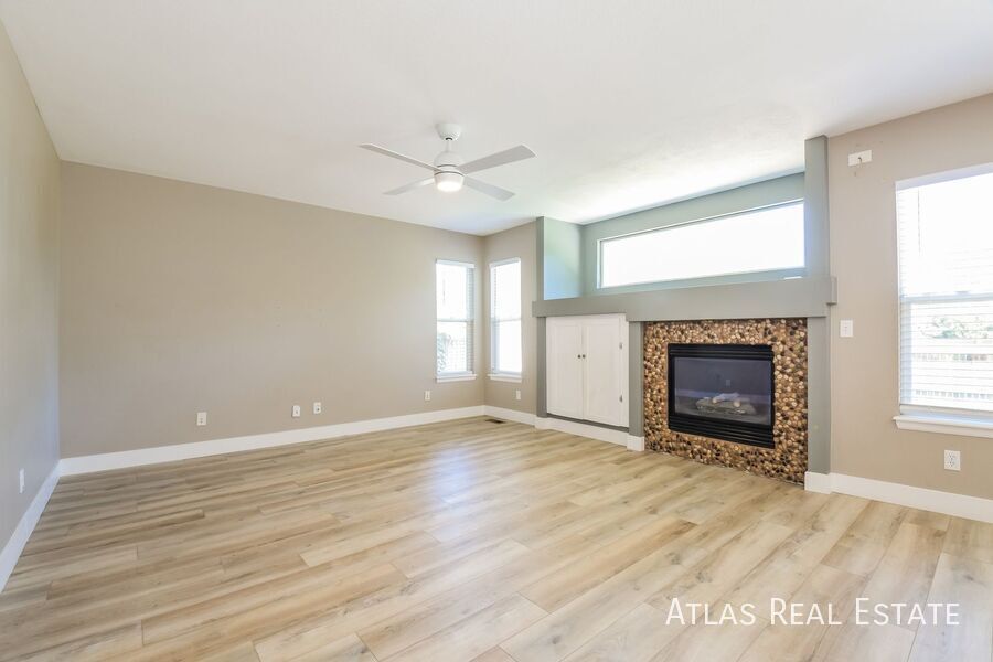 Building Photo - 5541 Spruce Ave
