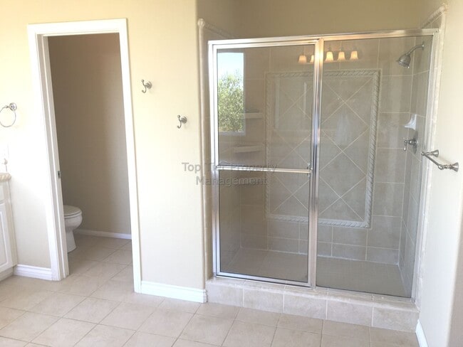Building Photo - ***Beautiful 4 bed / 3 bath / 2,913 sqft H...