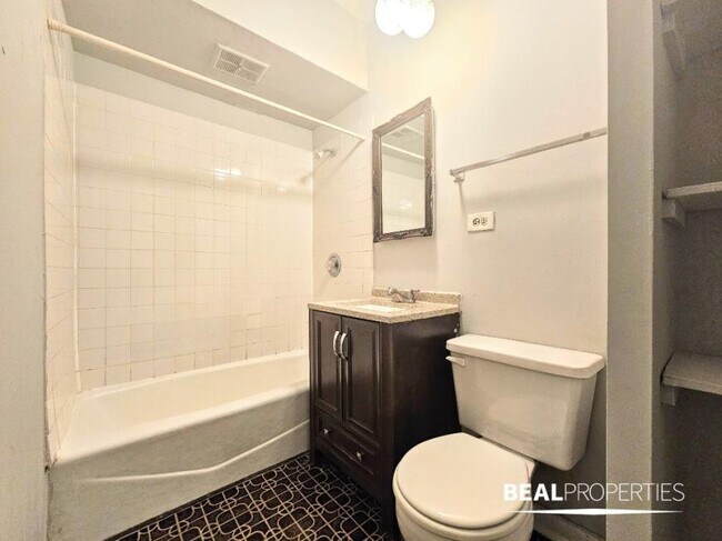 Building Photo - 1 bedroom in CHICAGO IL 60657