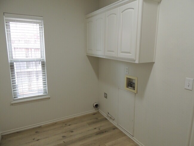 Building Photo - 4416 W Indianola St
