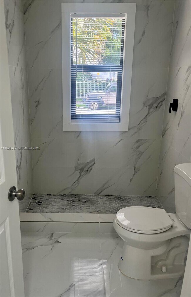 Building Photo - 842 Himmarshee St