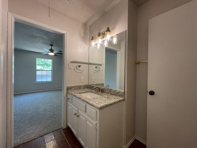Building Photo - AVAILABLE NOW 2 BED 2 BATH TOWNHOME IN CLE...