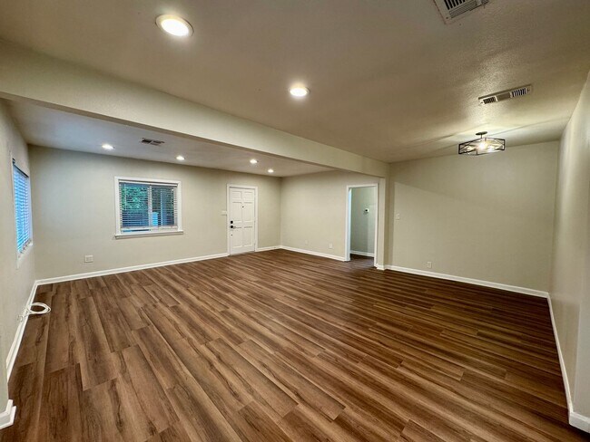 Building Photo - 15105 Nurmi St