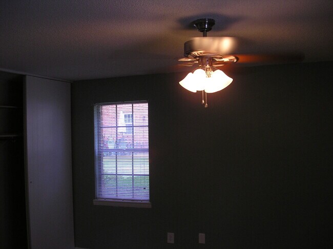 Building Photo - 500 Wimbledon Ct