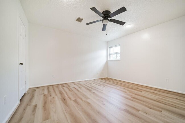 Building Photo - 15738 Fleetwood Oaks Dr