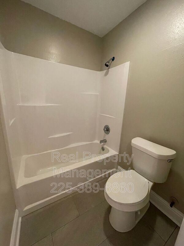 Building Photo - 5500 Dianna Dr