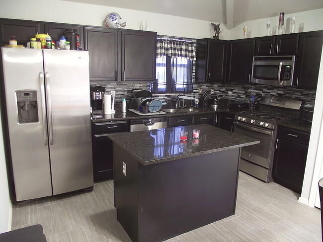 Building Photo - Sandstone Ranch Estates 4Bed/3Baths home with Refrig A/C and Synthetic Grass Yard!