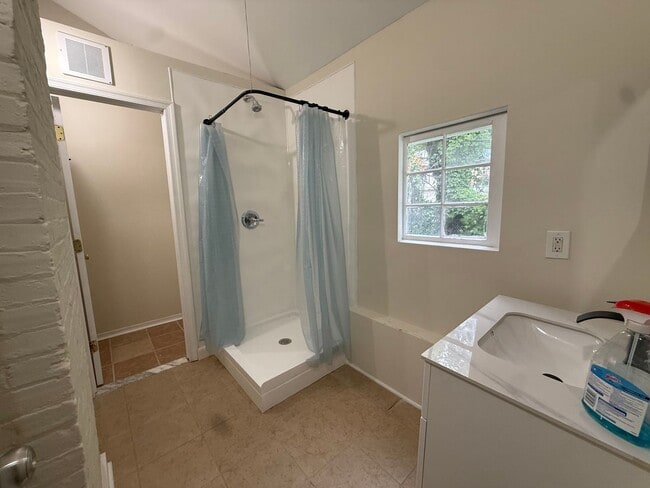 Building Photo - Large Home - Germantown