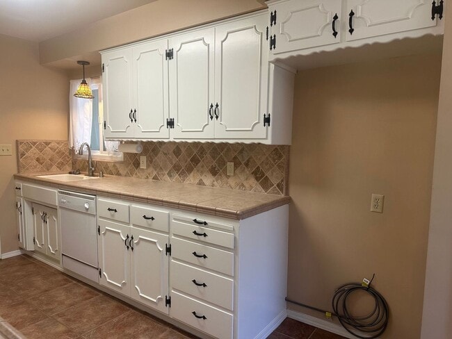 Building Photo - READY NOW! 3+2 with RV Parking!