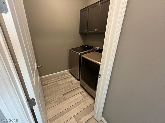 Building Photo - 6016 Bugsy St