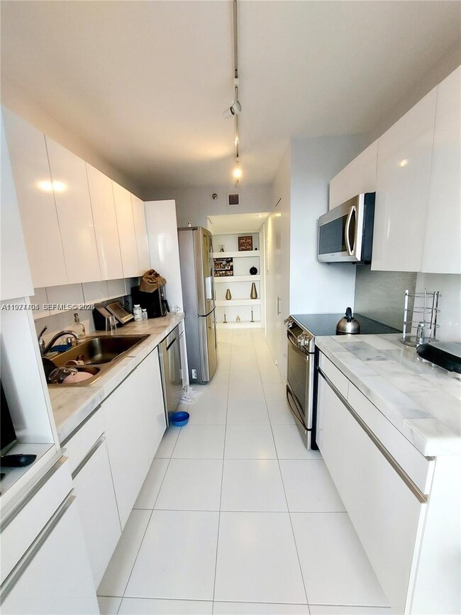 Building Photo - 1000 W Island Blvd