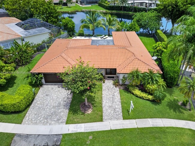 Building Photo - 16641 Royal Poinciana Dr