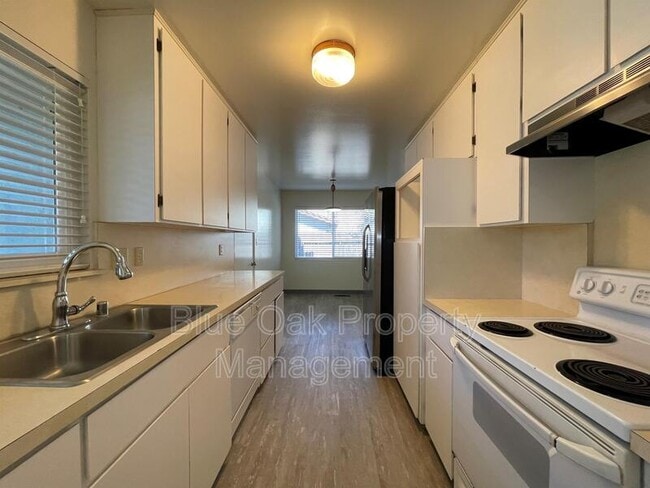 Building Photo - 6 Begonia Ln