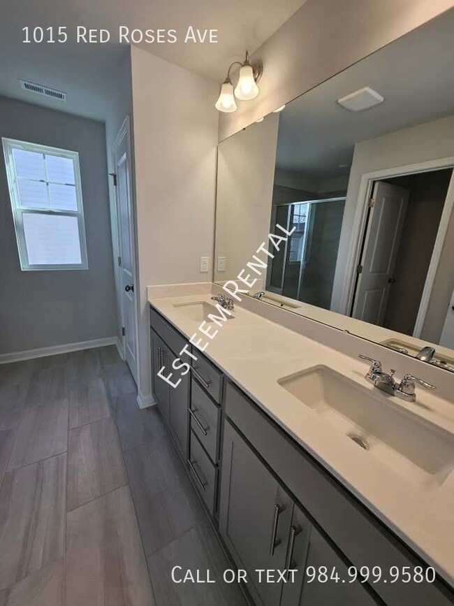 Building Photo - 1015 Red Roses Ave