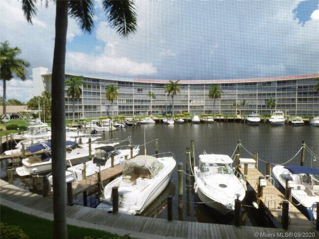 Building Photo - 1523 E Hillsboro Blvd