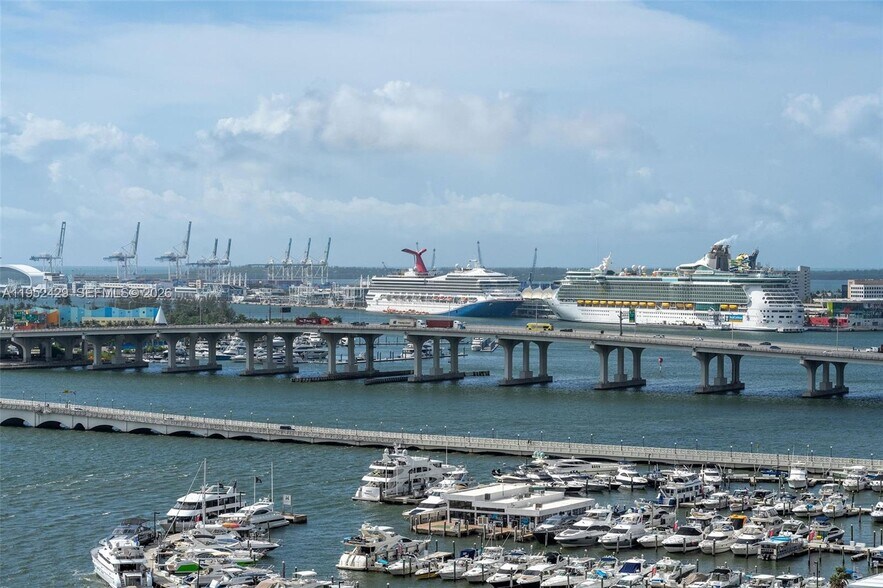 Building Photo - 1800 N Bayshore Dr