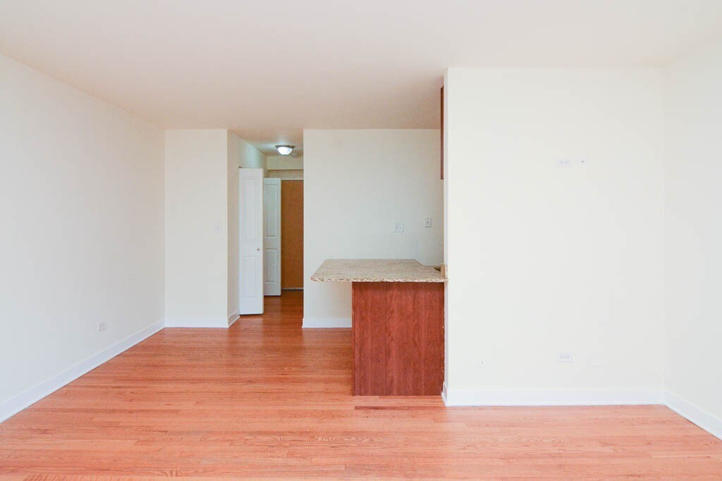 Building Photo - 628 W Wrightwood Ave