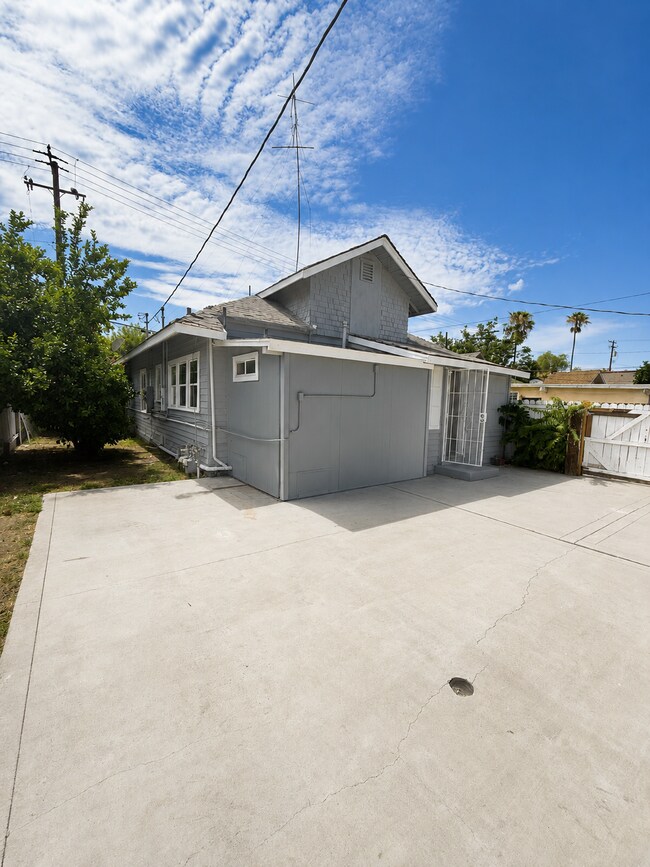 Building Photo - Private yard and parking, spacious updated interior. Don't miss out.