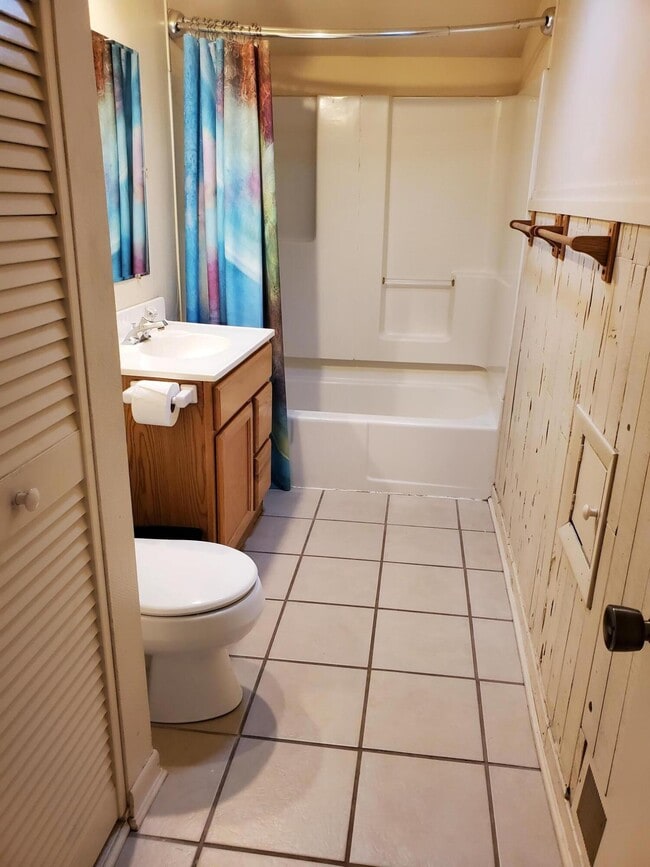 Building Photo - 6015 N Shoreland Ave