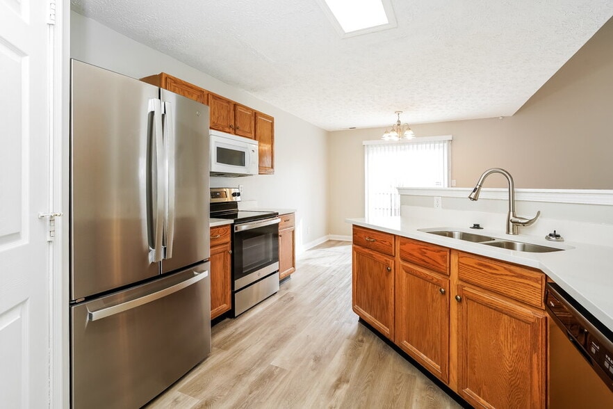 Building Photo - 4487 Connaught Dr E