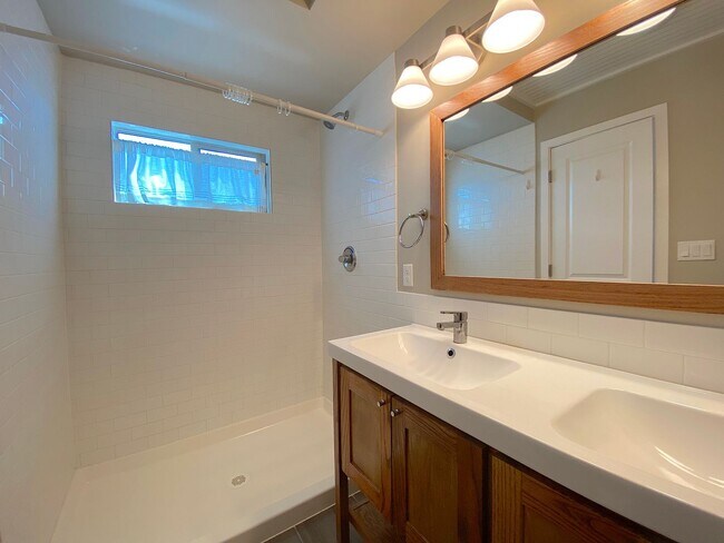 Building Photo - West El Paso 4bed/3.5bath Townhome