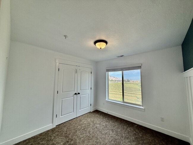 Building Photo - 1045 S 1700 W