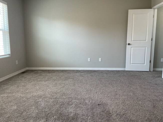 Building Photo - LIKE NEW 3BD TOWNHOME w/2.5 CAR GARAGE and A/C in NE COL SPGS - Deposit Waiver Available