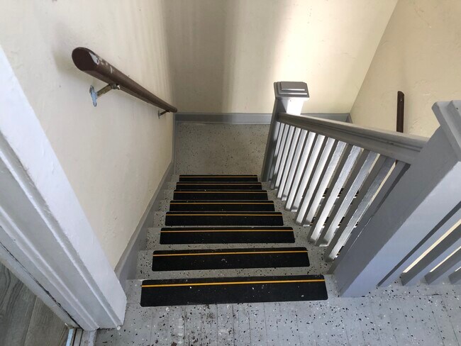 Building Photo - 418 Goodall Ave