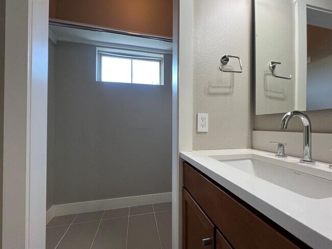 Building Photo - 2520 Bluebonnet Ln