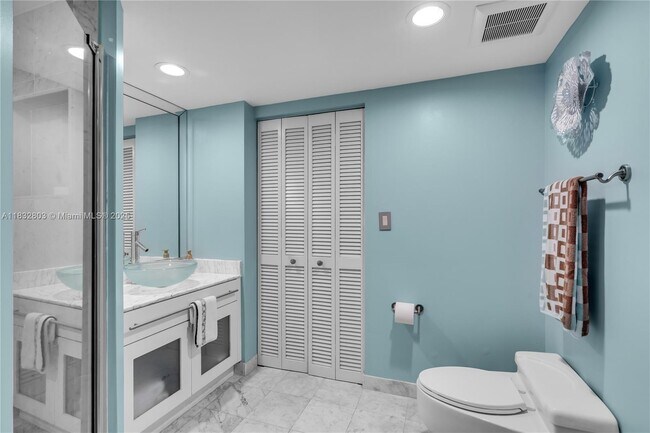 Building Photo - 16485 Collins Ave