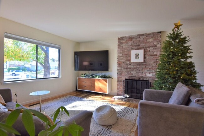 Building Photo - Beautiful 4bd/ 2.5 ba House
