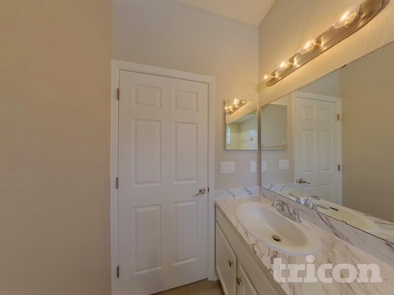 Building Photo - 6715 Castle Green Pl