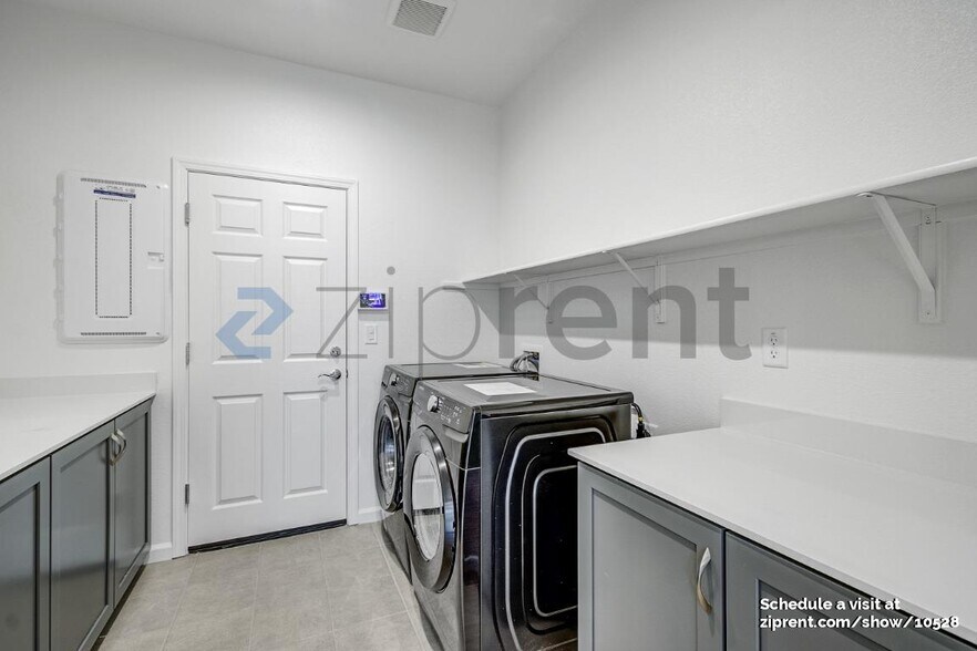 Building Photo - Unit