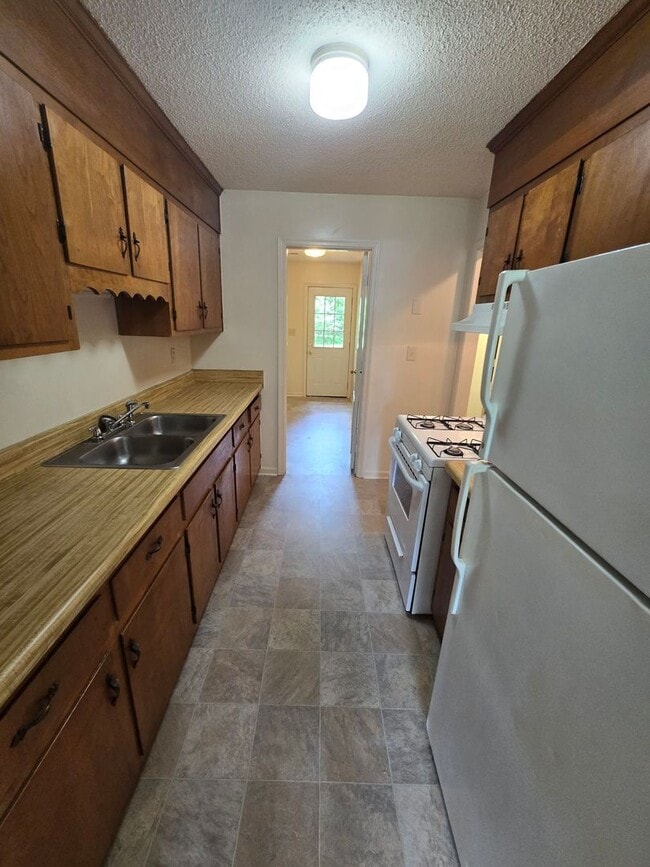 Building Photo - 2 bedroom duplex in Prince George