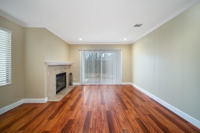Building Photo - Updated 2 bed/2 bath Condo in Crestview Avaliable NOW!!! - $2,800/mo