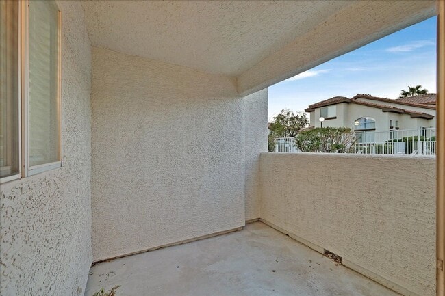 Building Photo - 2 Bedroom, 2 1/2 bath Townhome