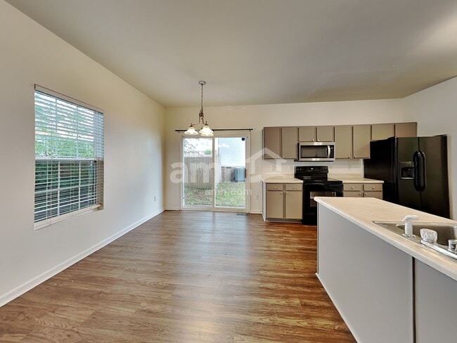 Building Photo - 704 Marjam Ln