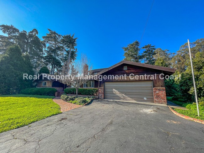 Building Photo - AVAILABLE OCTOBER - Large 4 Bedroom / 3 Ba...