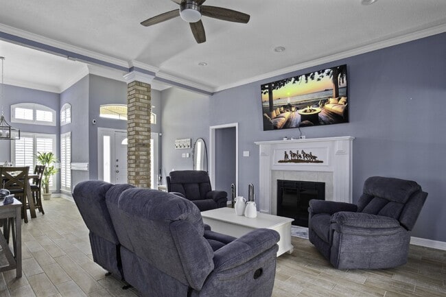 Building Photo - "Spacious 4-Bedroom Home with 3 Full Baths...