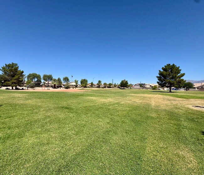 Building Photo - Spacious 4BD/3BA NLV Home with Downstairs ...