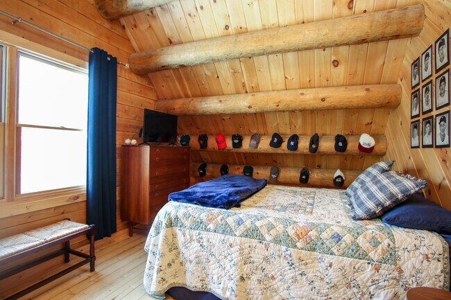 Building Photo - 320 Lakeshore Dr