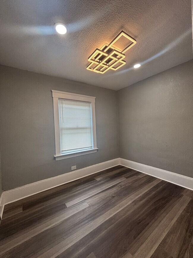 Building Photo - 13721 Beachwood Ave