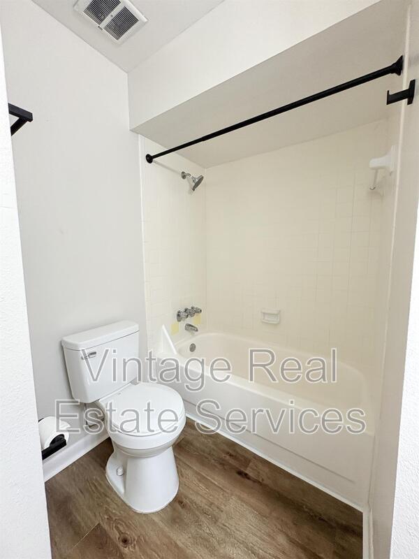 Building Photo - 851 Creekway Ct